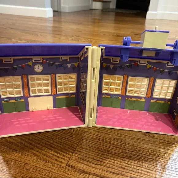 Peppa schoolhouse and figures - Picture 8 of 12